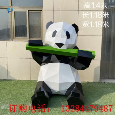 不銹鋼幾何熊貓吃竹子雕塑